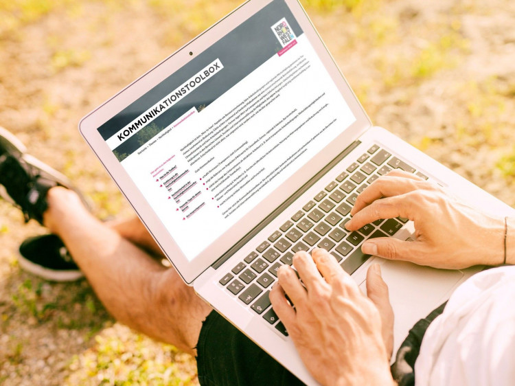 B2B NACHHALTIGKEITSKOMMUNIKATION der Nachhaltigkeitswerkstatt.NRW: Blick auf die Toolbox (Bild: Magnific/freepik) B2B NACHHALTIGKEITSKOMMUNIKATION der Nachhaltigkeitswerkstatt.NRW: Blick auf die Toolbox (Bild: Magnific/freepik)