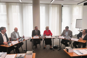 Pressekonferenz dwif-Betriebsvergleich Bayern (v.l.n.r.): Ronald Koch‑Monien, Dr. Johann Niggl, Frank‑Ulrich John, Angela Inselkammer, Dr. Bernhard Harrer und Heiko Rainer. Pressekonferenz dwif-Betriebsvergleich Bayern (v.l.n.r.): Ronald Koch‑Monien, Dr. Johann Niggl, Frank‑Ulrich John, Angela Inselkammer, Dr. Bernhard Harrer und Heiko Rainer.