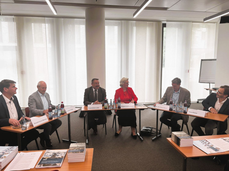 Pressekonferenz dwif-Betriebsvergleich Bayern (v.l.n.r.): Ronald Koch‑Monien, Dr. Johann Niggl, Frank‑Ulrich John, Angela Inselkammer, Dr. Bernhard Harrer und Heiko Rainer. Pressekonferenz dwif-Betriebsvergleich Bayern (v.l.n.r.): Ronald Koch‑Monien, Dr. Johann Niggl, Frank‑Ulrich John, Angela Inselkammer, Dr. Bernhard Harrer und Heiko Rainer.